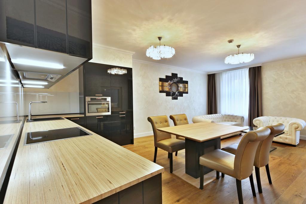 Wellness Hotel Republika 24 Apartments Plzeň Buitenkant foto