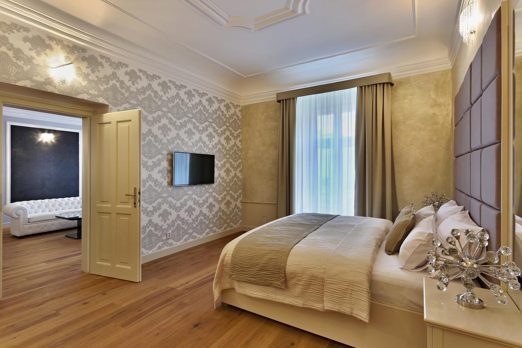Wellness Hotel Republika 24 Apartments Plzeň Buitenkant foto