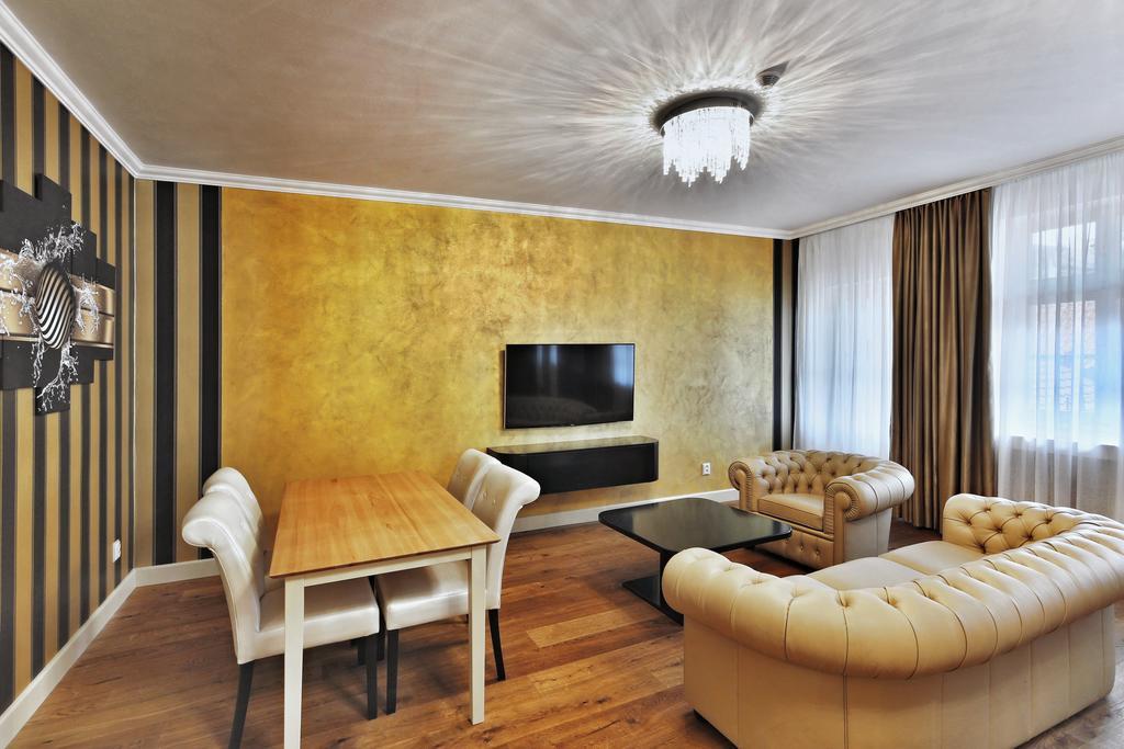 Wellness Hotel Republika 24 Apartments Plzeň Buitenkant foto