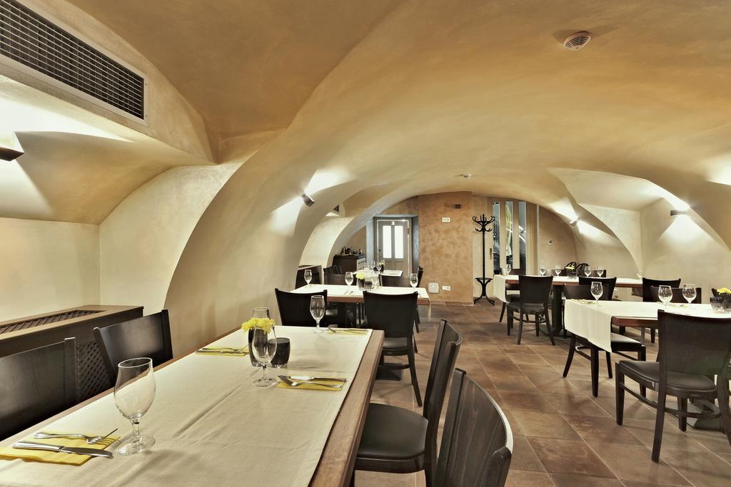 Wellness Hotel Republika 24 Apartments Plzeň Buitenkant foto