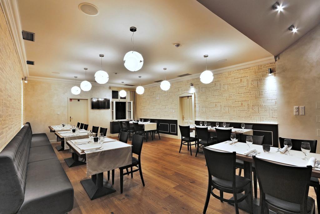Wellness Hotel Republika 24 Apartments Plzeň Buitenkant foto