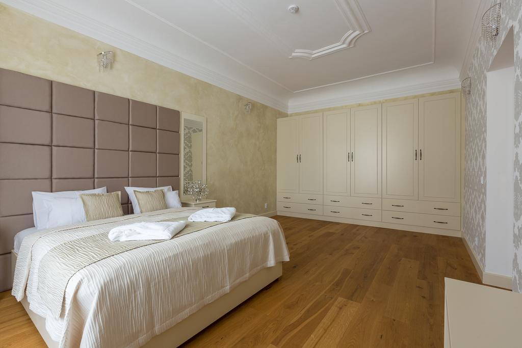 Wellness Hotel Republika 24 Apartments Plzeň Buitenkant foto