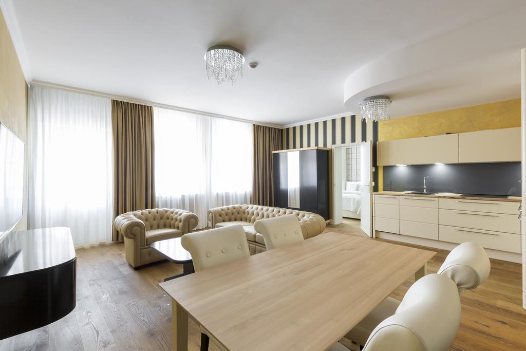 Wellness Hotel Republika 24 Apartments Plzeň Buitenkant foto