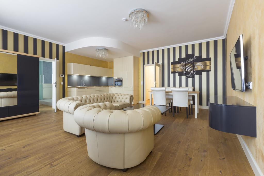 Wellness Hotel Republika 24 Apartments Plzeň Buitenkant foto